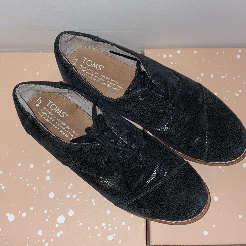 Toms. Lace up flats. Black.